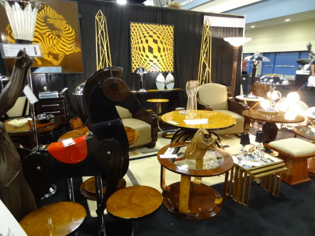 tavolo decorativo con intarsio antico e sedia