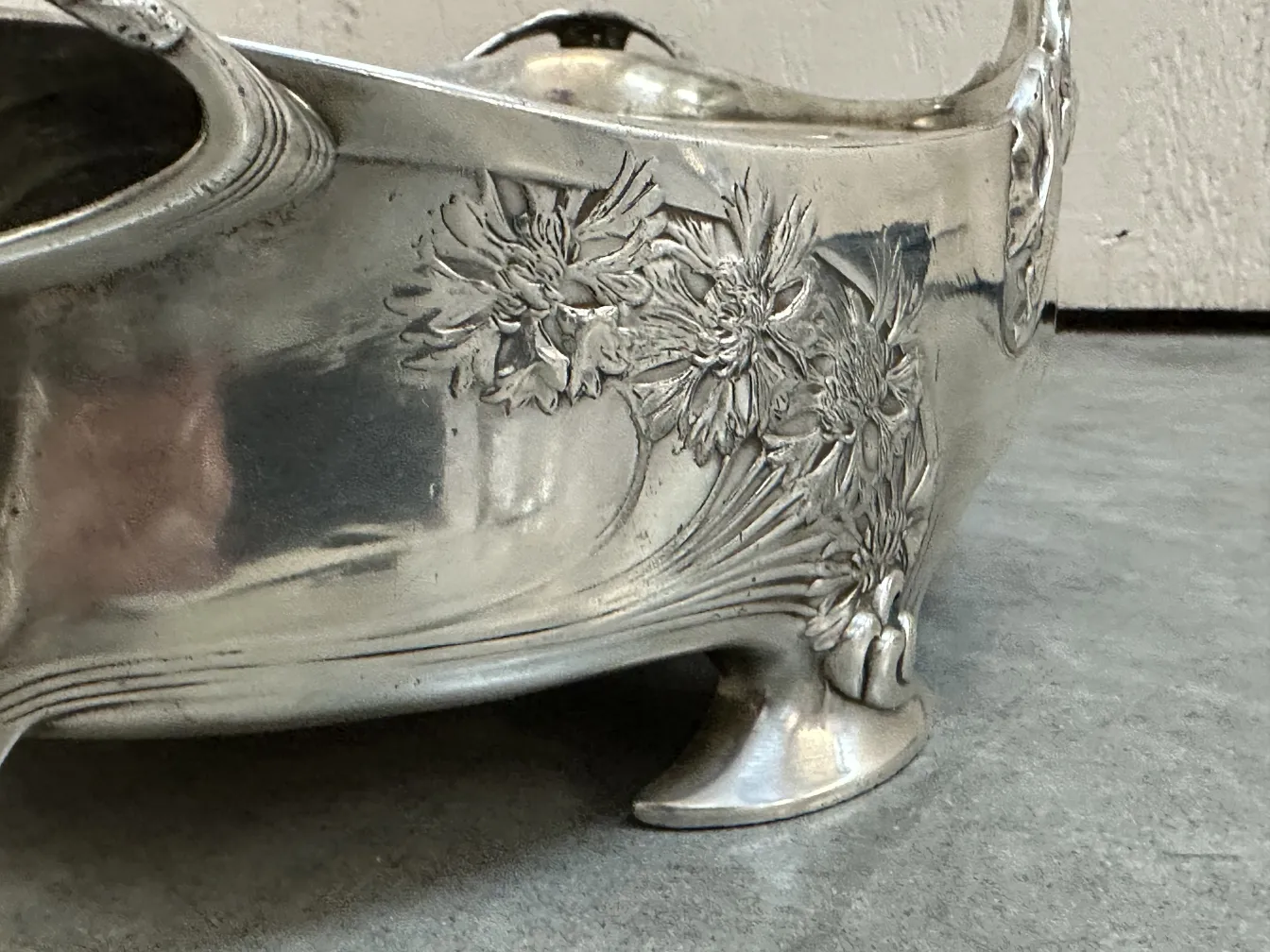 centrotavola antico di gallia con dettagli floreali