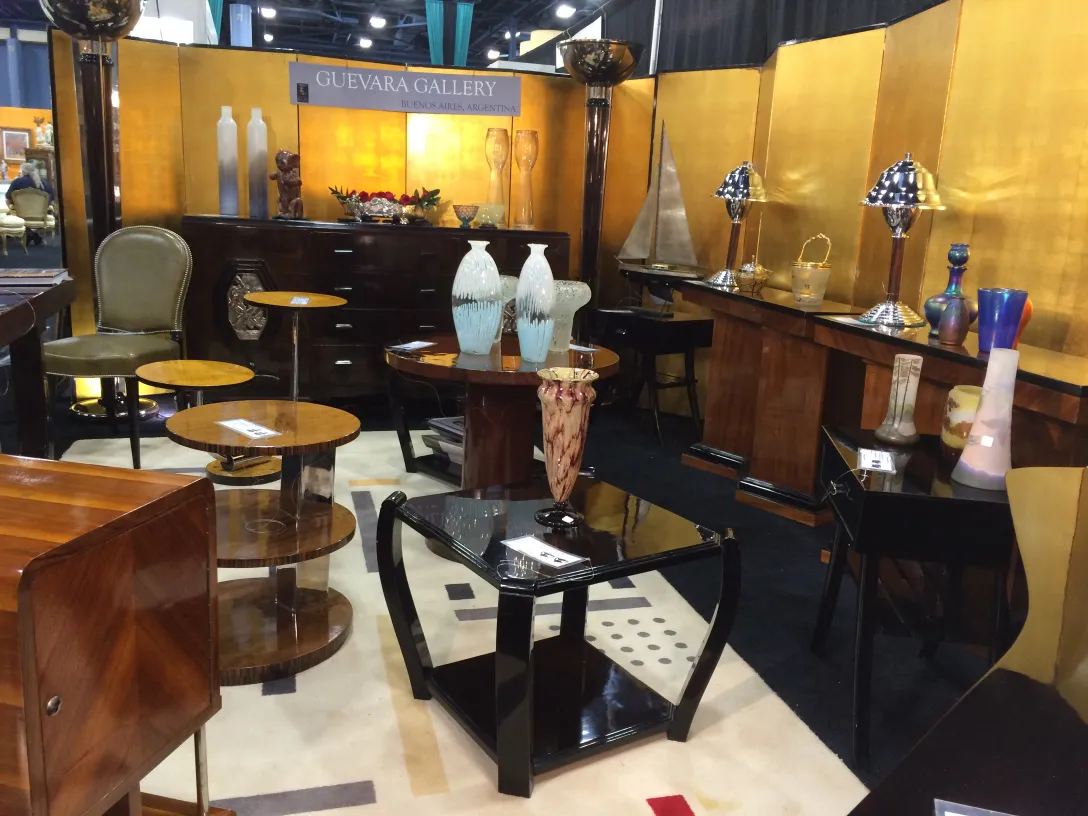 centre de table ancien Gallia avec un design coloré et détaillé