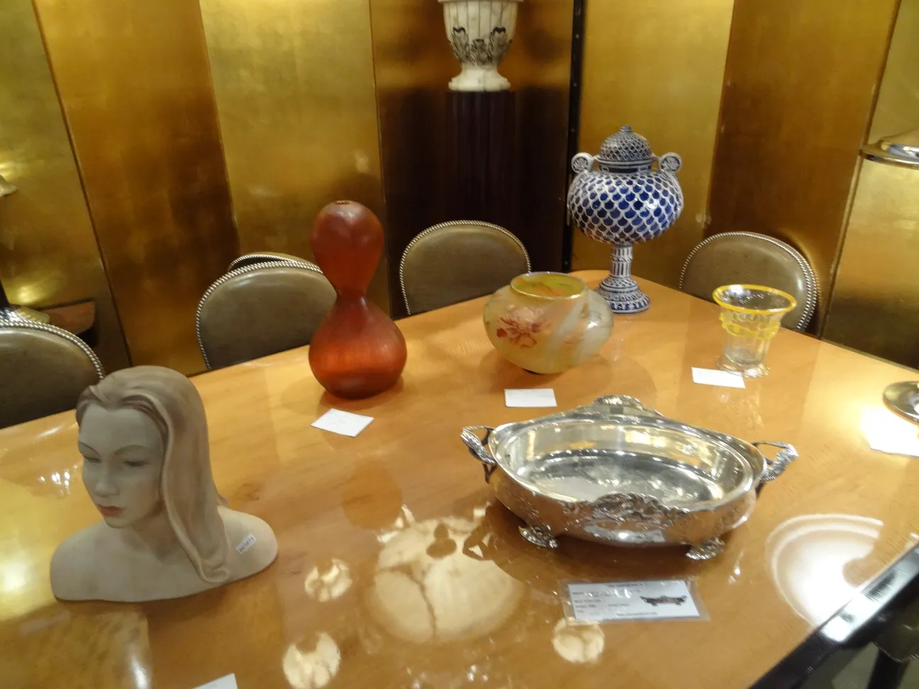 centrotavola antichità gallia su un tavolo lucido con altri oggetti decorativi