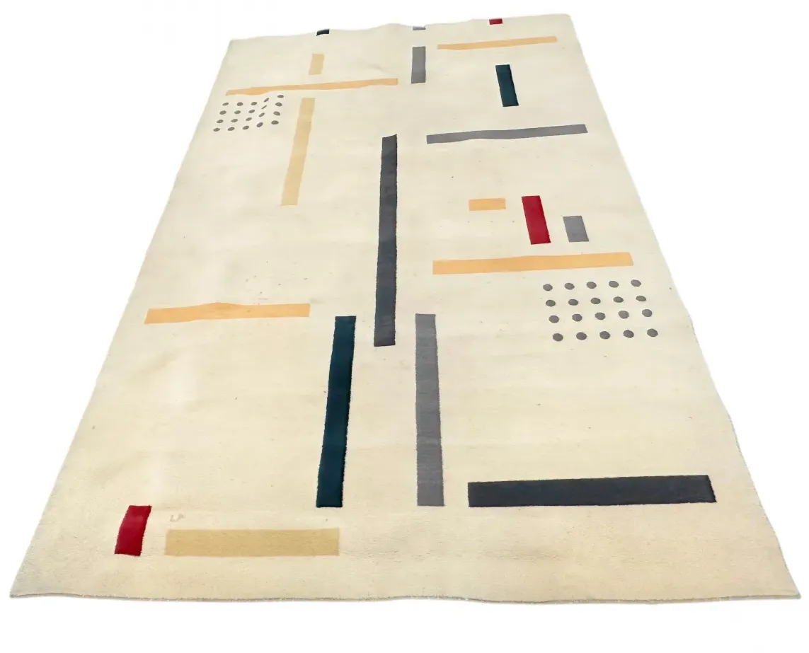 tapis ancien avec motifs géométriques aux couleurs douces