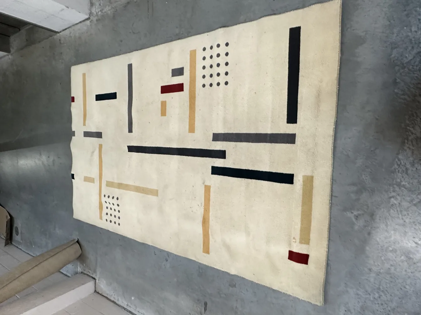 明るい背景と幾何学模様の古いカーペット