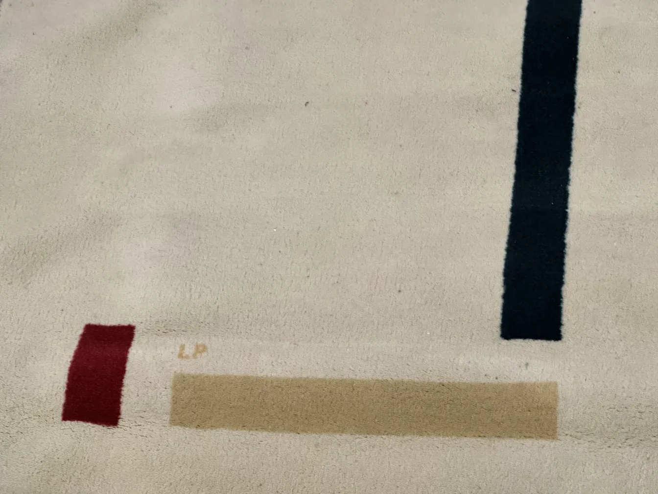 tapete antigo de cor clara com detalhes vermelhos e azuis