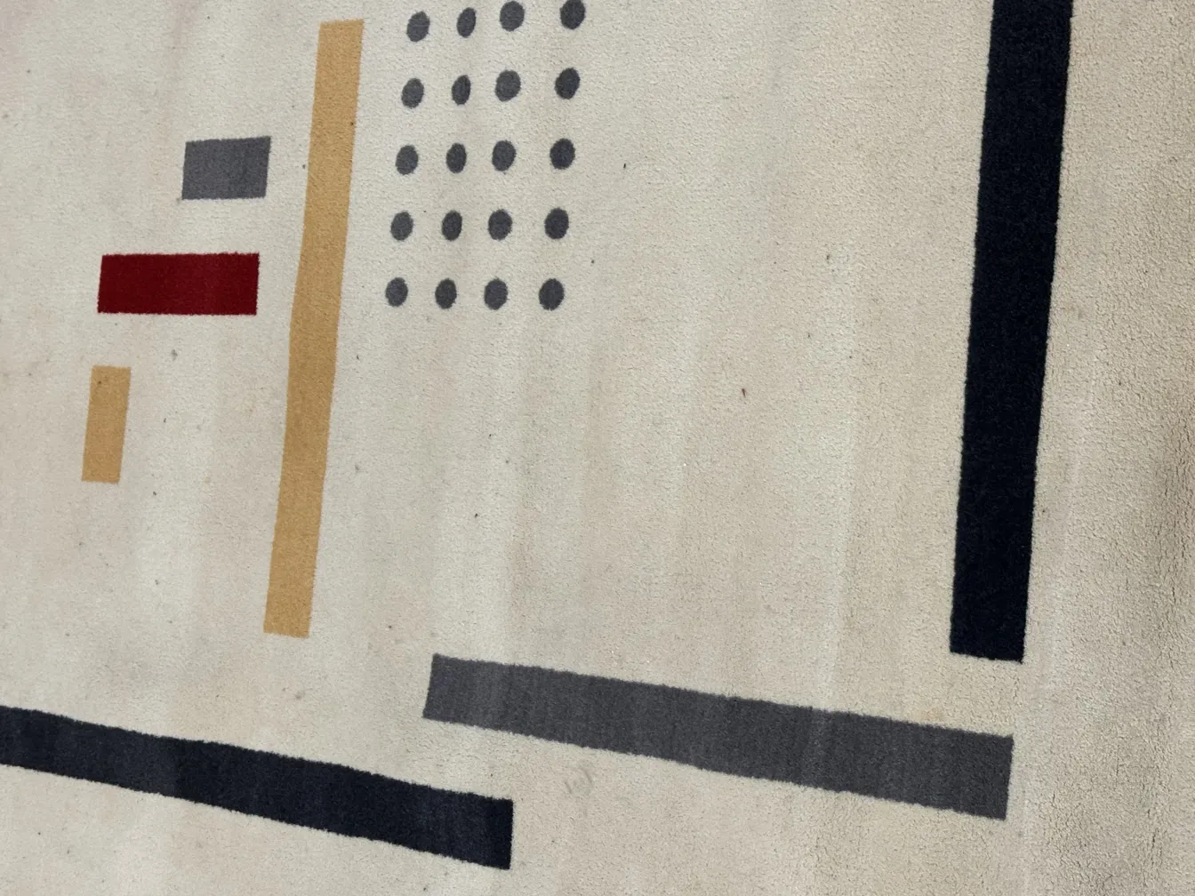 tapis ancien avec design décoratif en tons neutres