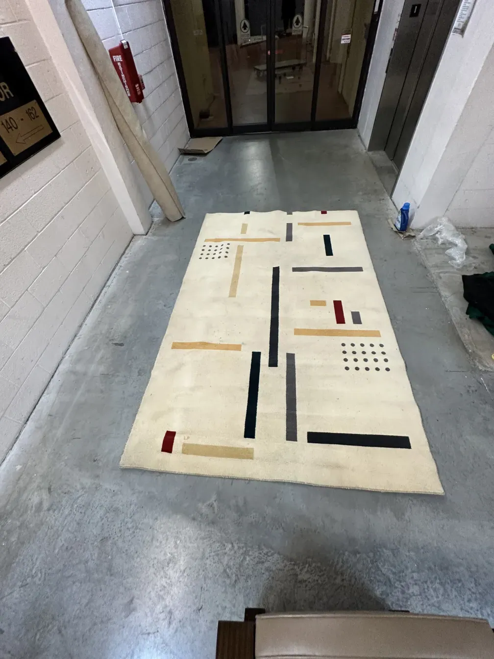 antik Teppich mit geometrischen Mustern in einem modernen Umfeld