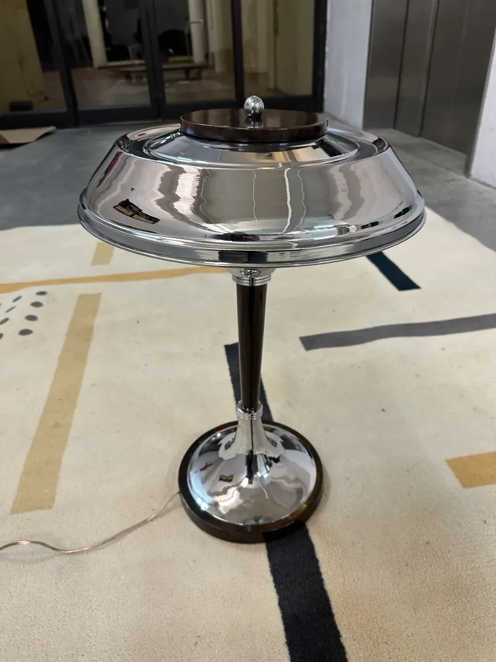 tapete antigo com design decorativo em tons claros