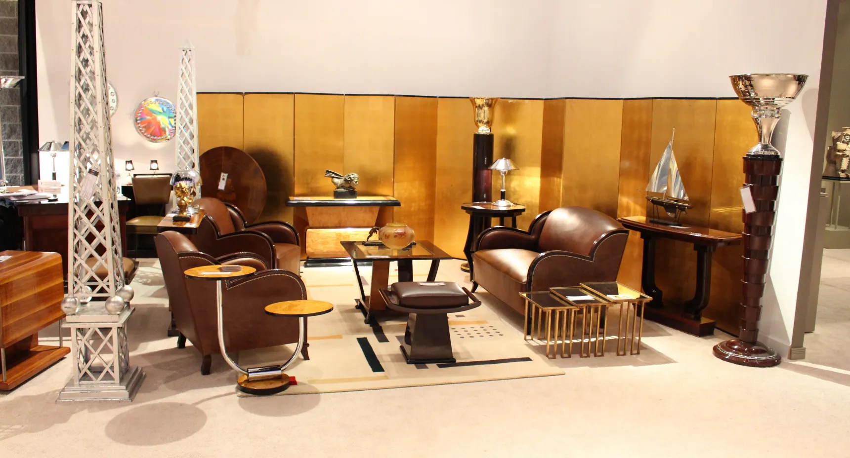 Tapete antigo com padrões em um ambiente decorativo elegante.