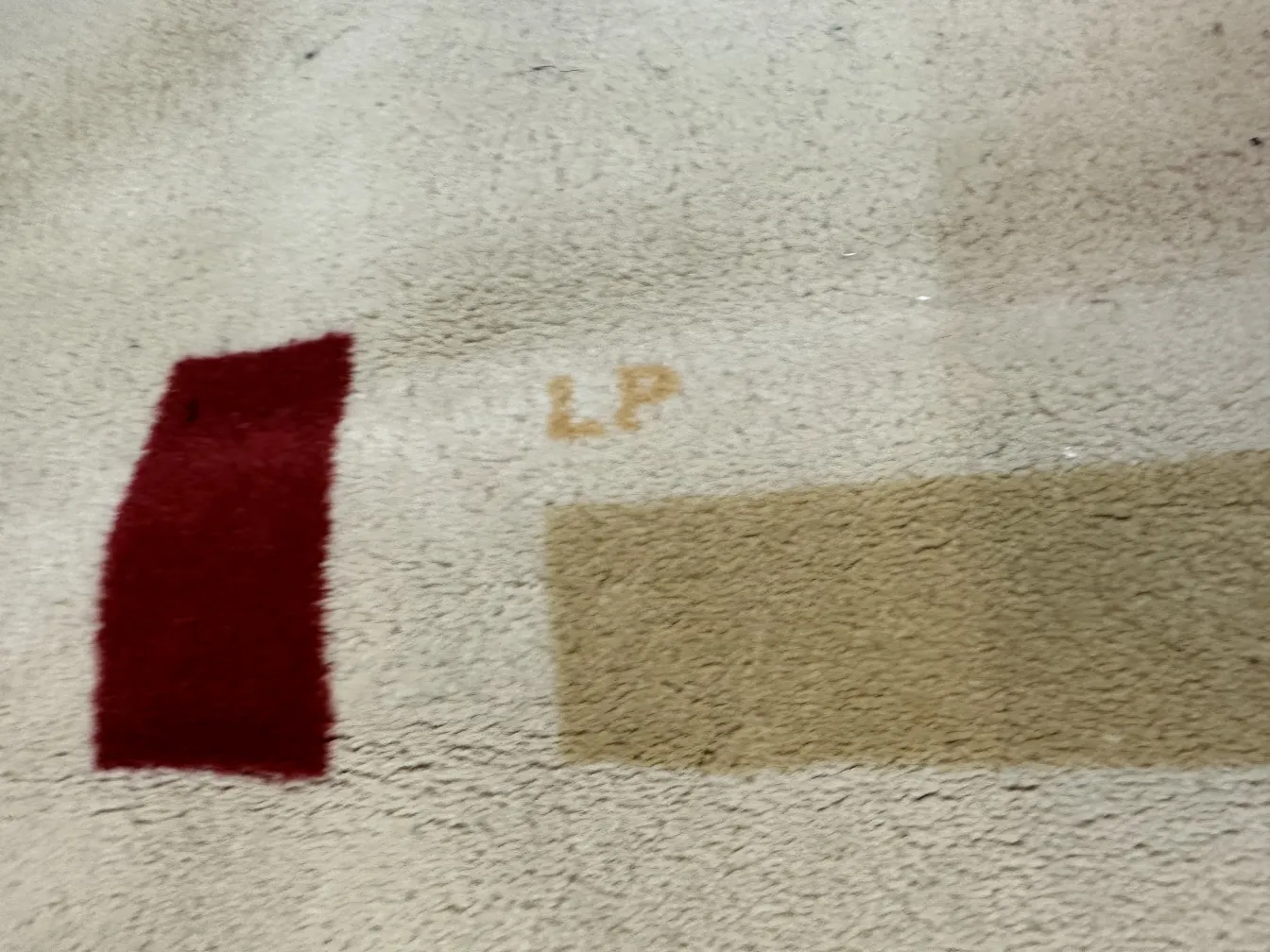 Antiker Teppich mit warmen Farben und sanften Mustern