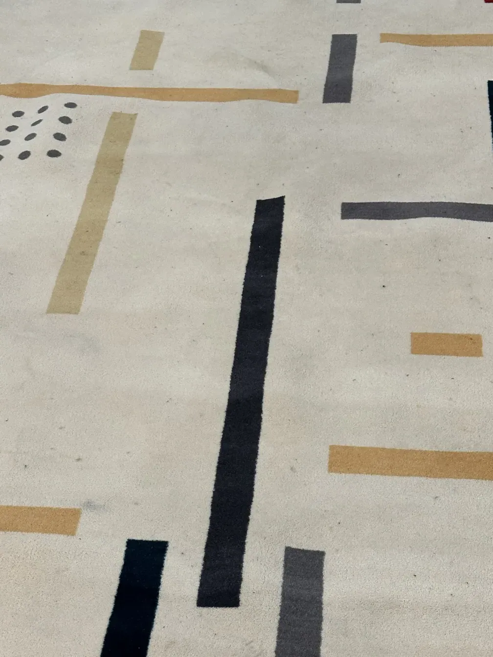 alfombra antigua con patrones geométricos en tonos claros