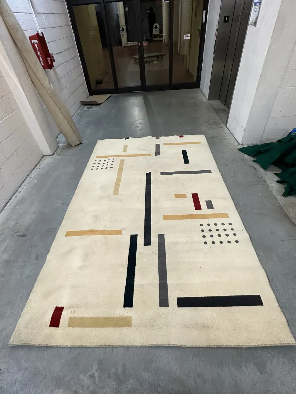 alfombra antigua con diseño geométrico en un ambiente moderno