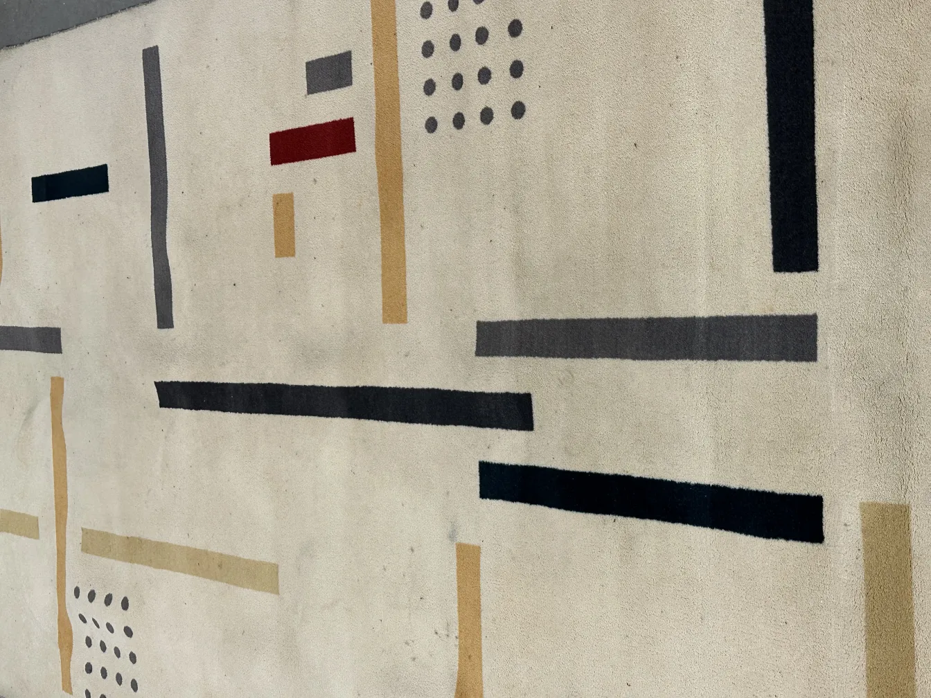 antiker Teppich mit geometrischen Mustern und verschiedenen Farben