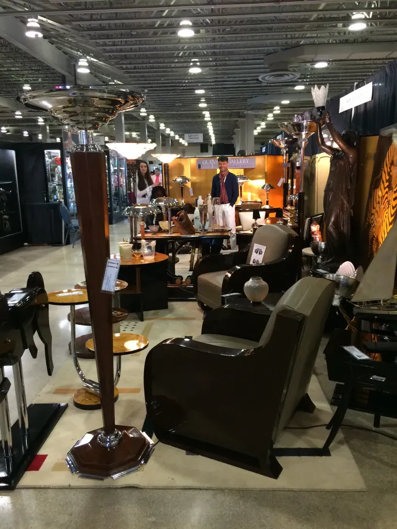 tappeto antico con design decorativo in una fiera