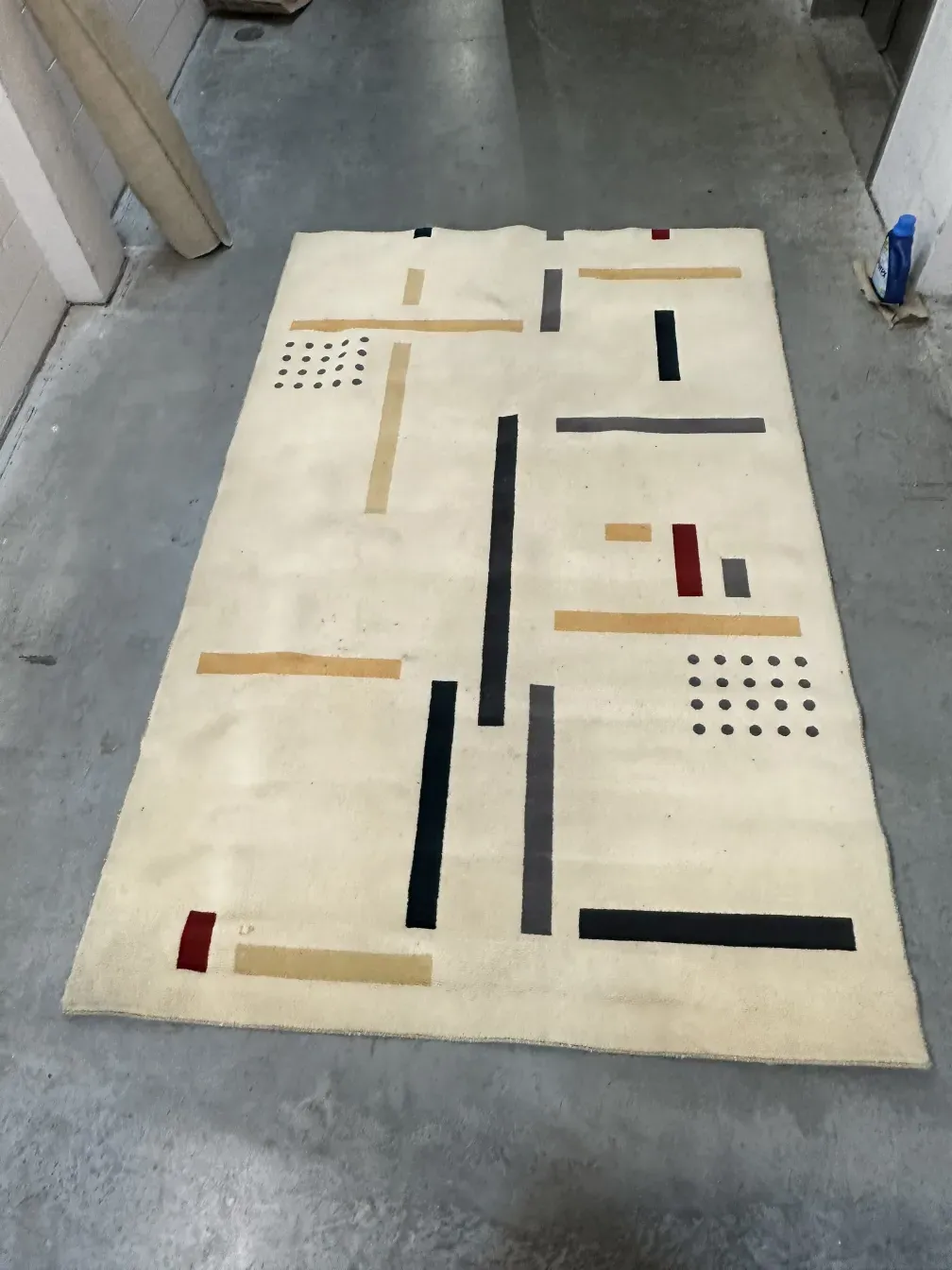 antiker Teppich mit geometrischem Design auf hellem Hintergrund