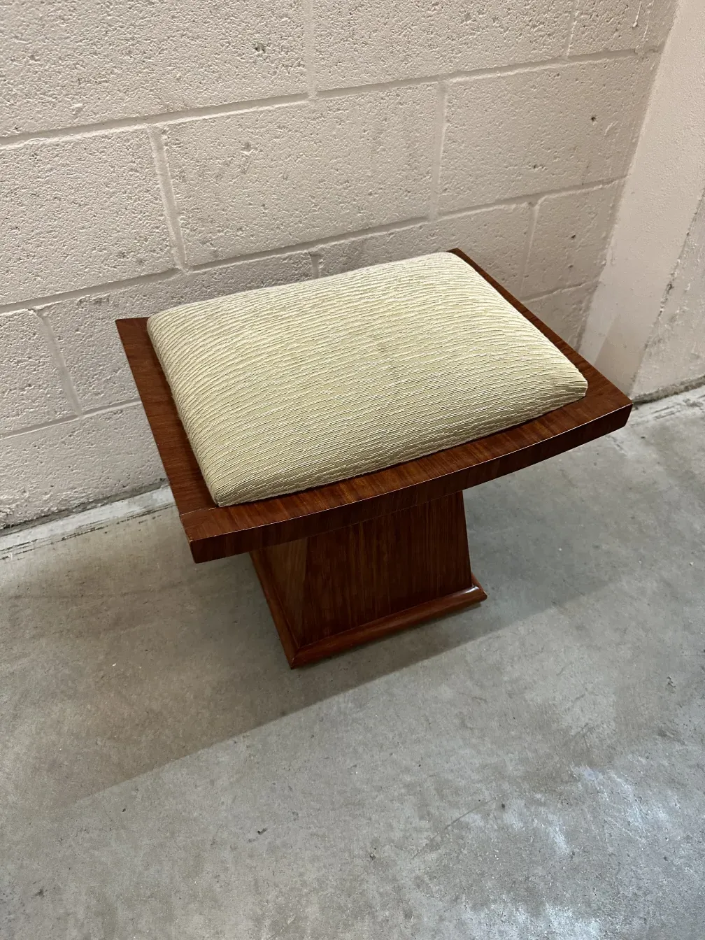 banqueta antiga com almofada suave em fundo claro