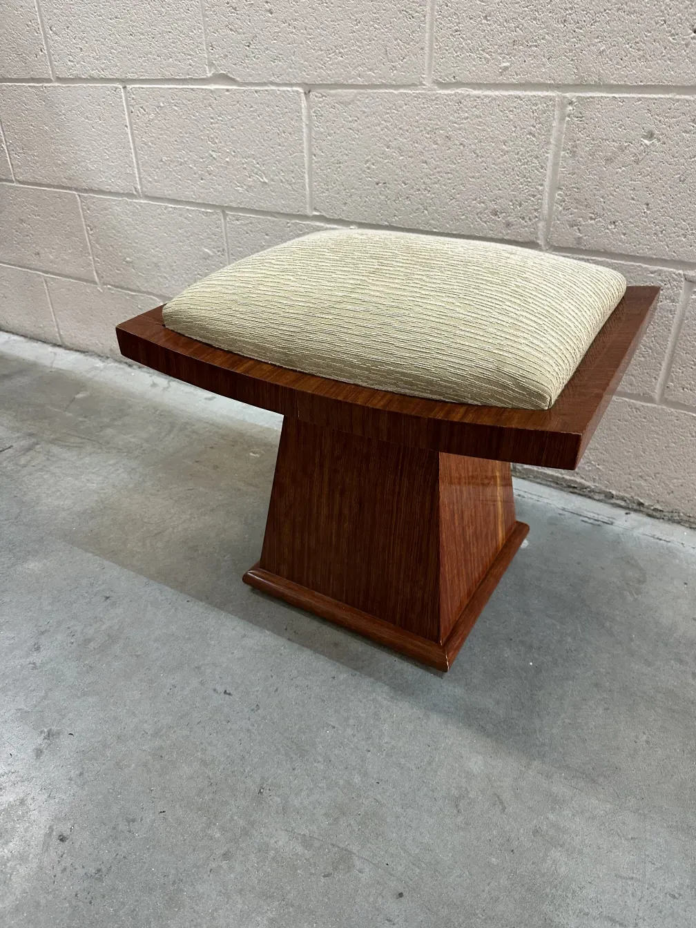 tabouret ancien avec surface rembourrée et base solide