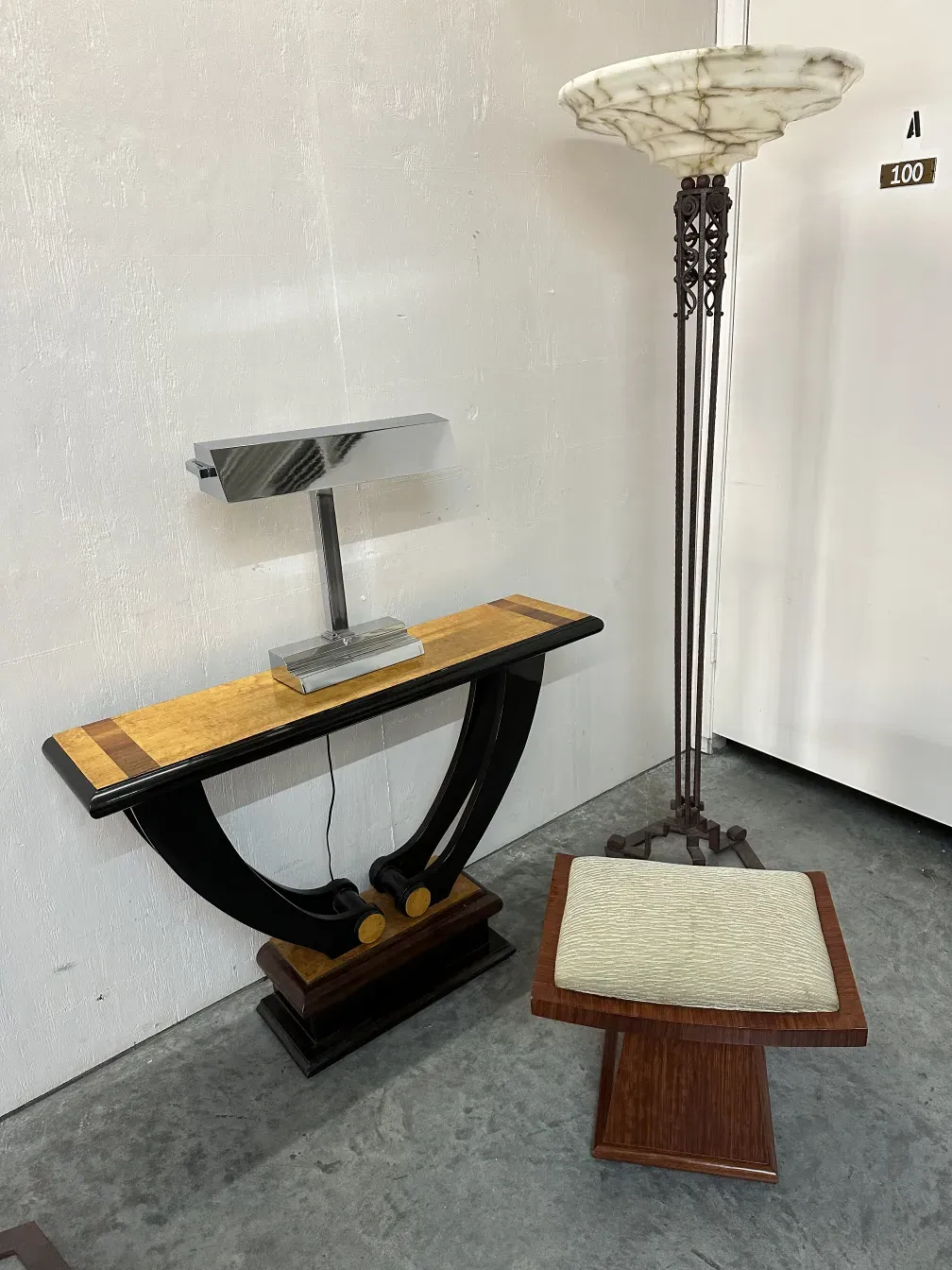 Tabouret décoratif ancien avec design élégant dans un cadre classique.