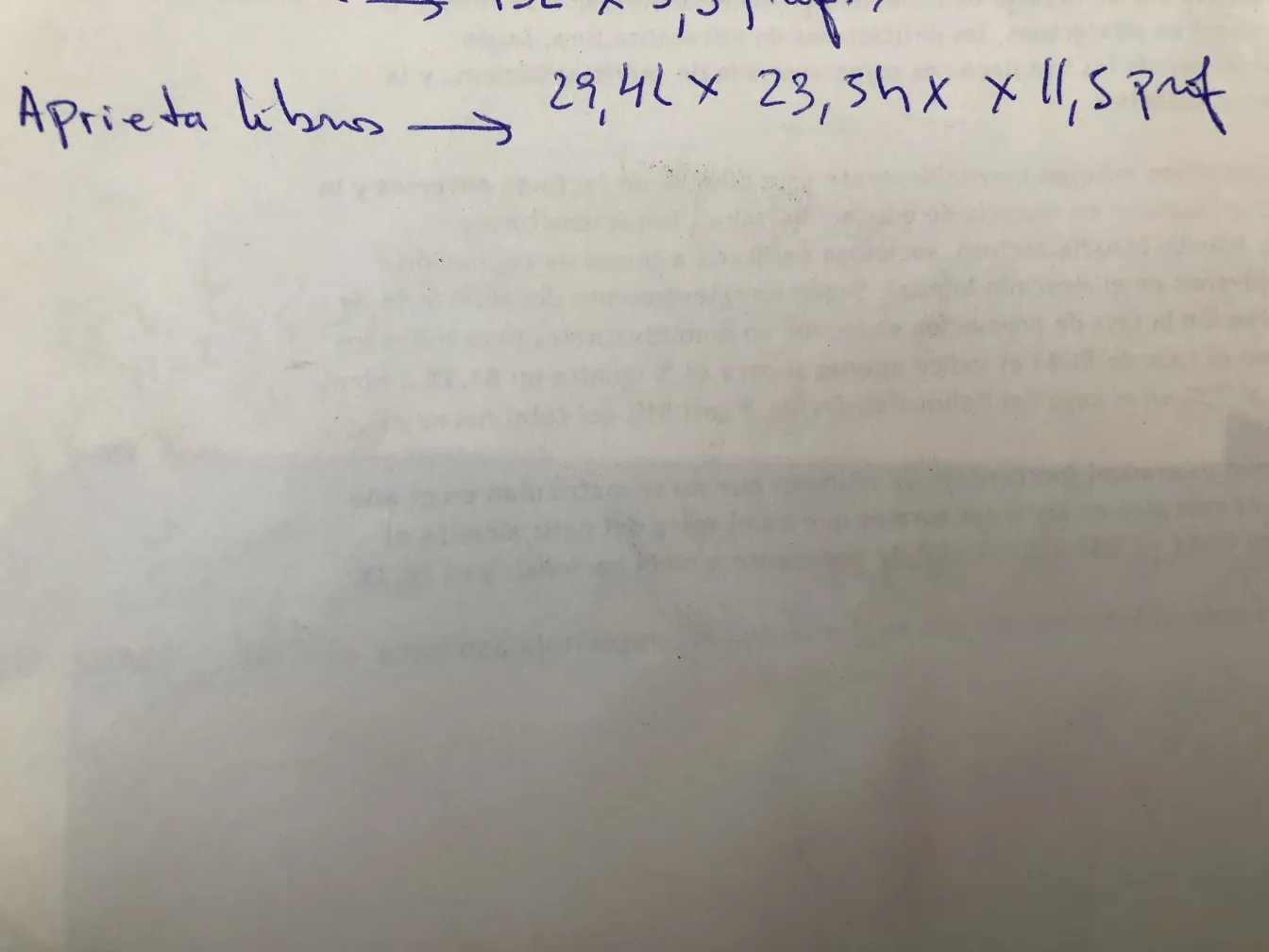 Suportes para livros antigos com detalhes decorativos sobre fundo neutro.