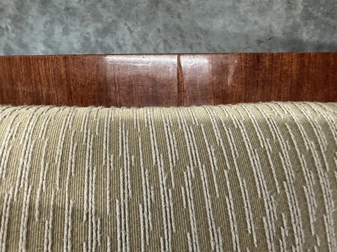 Antiker Hocker mit elegantem Design und klassischem Ambiente.