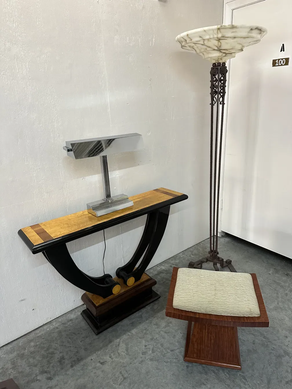 banqueta antigua con un diseño simple y elegante en un ambiente neutro