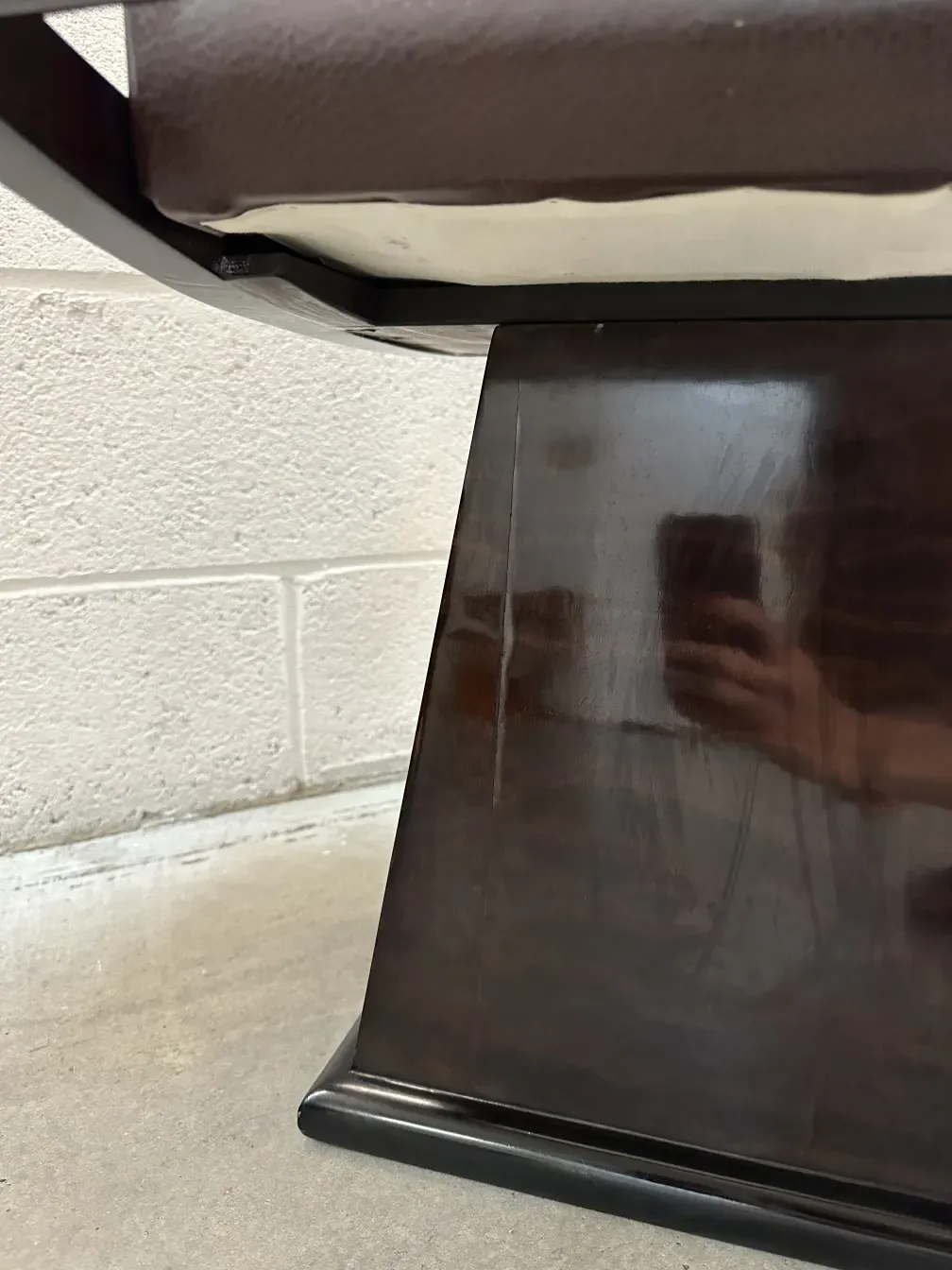 banqueta antiga com um design elegante e pernas curvas