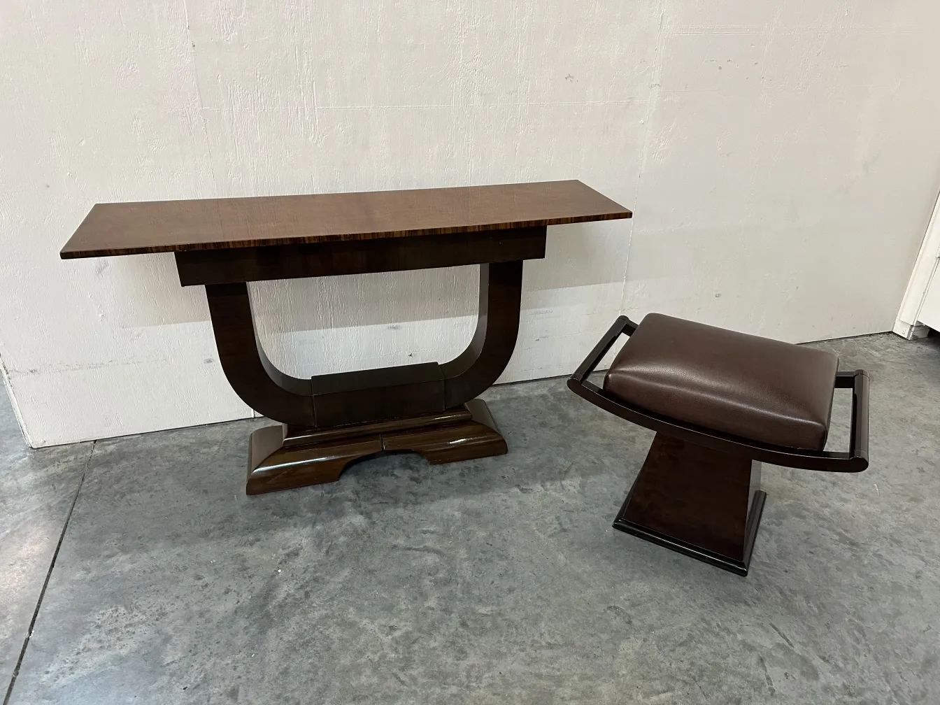 tabouret ancien avec un design élégant dans un cadre neutre