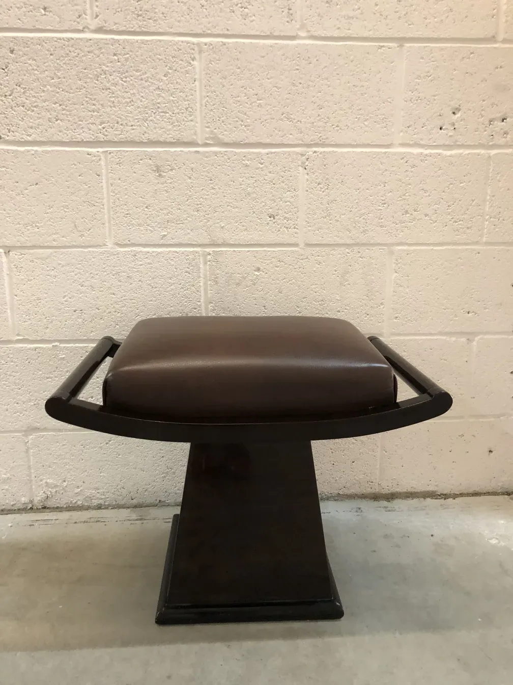 Ancien tabouret avec un siège en cuir brun clair