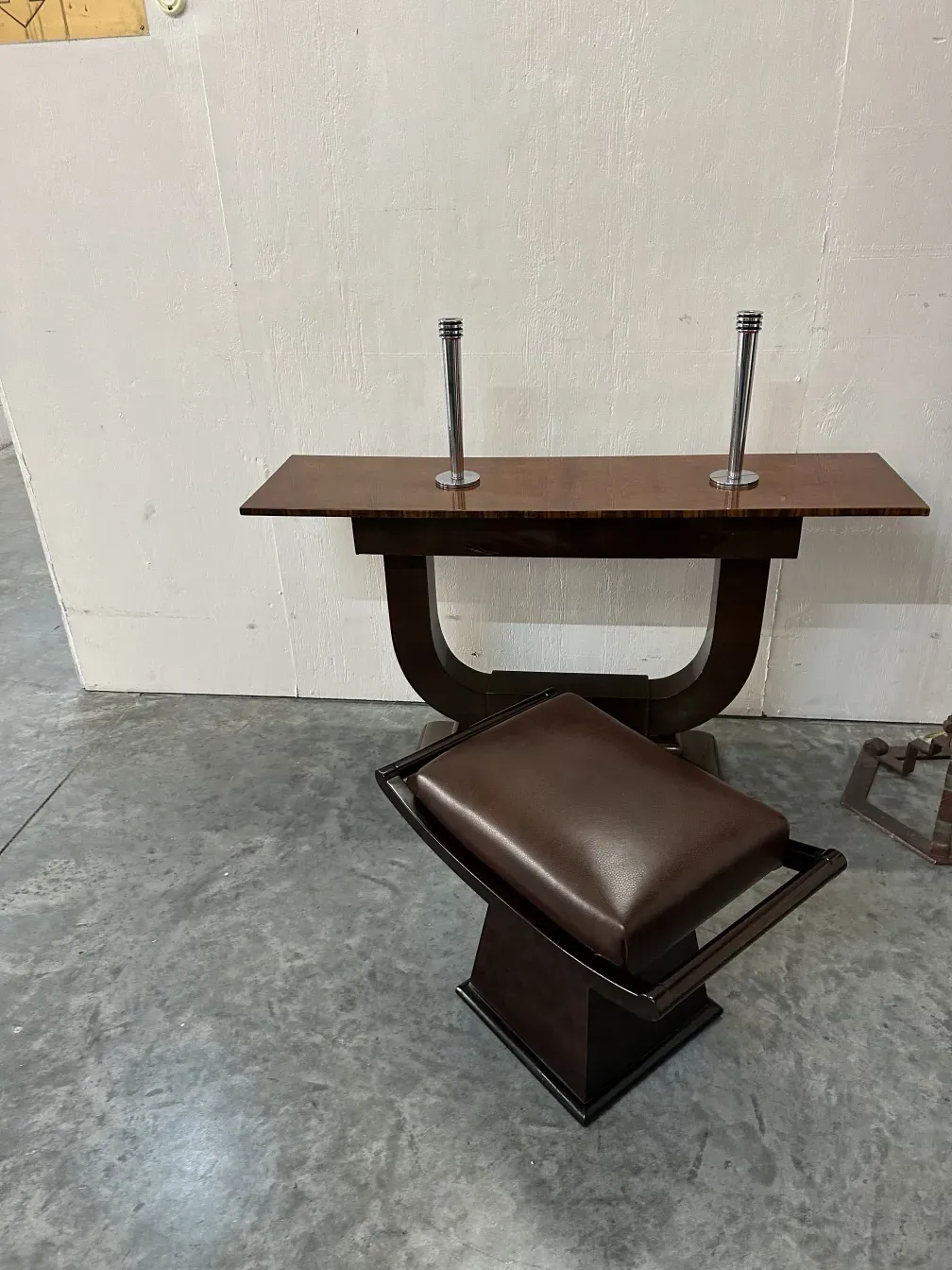 banqueta antiga com design moderno e detalhes elegantes