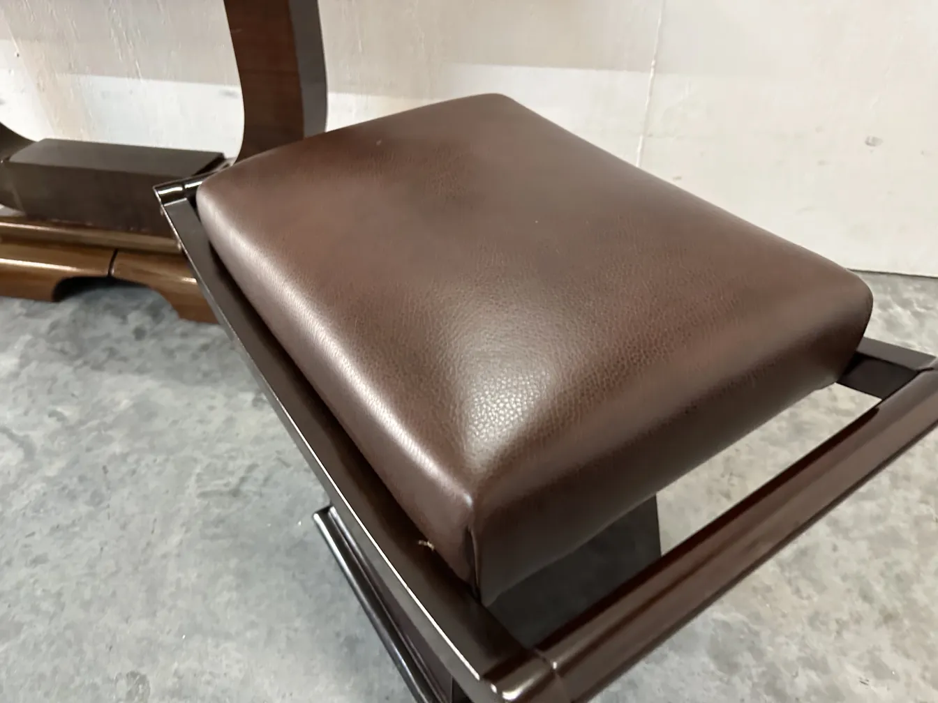 sgabello antico, seduta imbottita, aspetto elegante, sfondo neutro