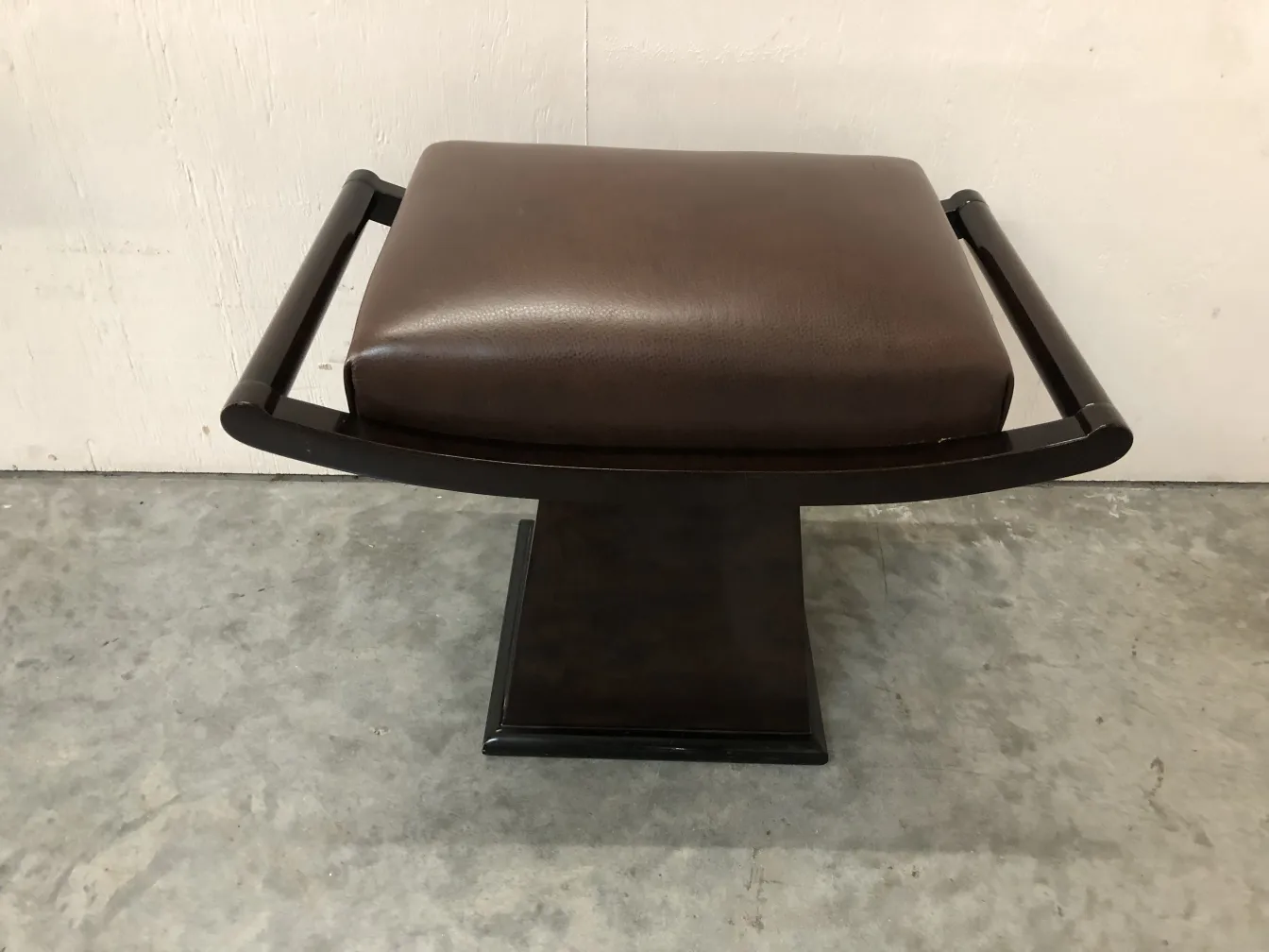 antik hocker mit braunem kissen und stütze