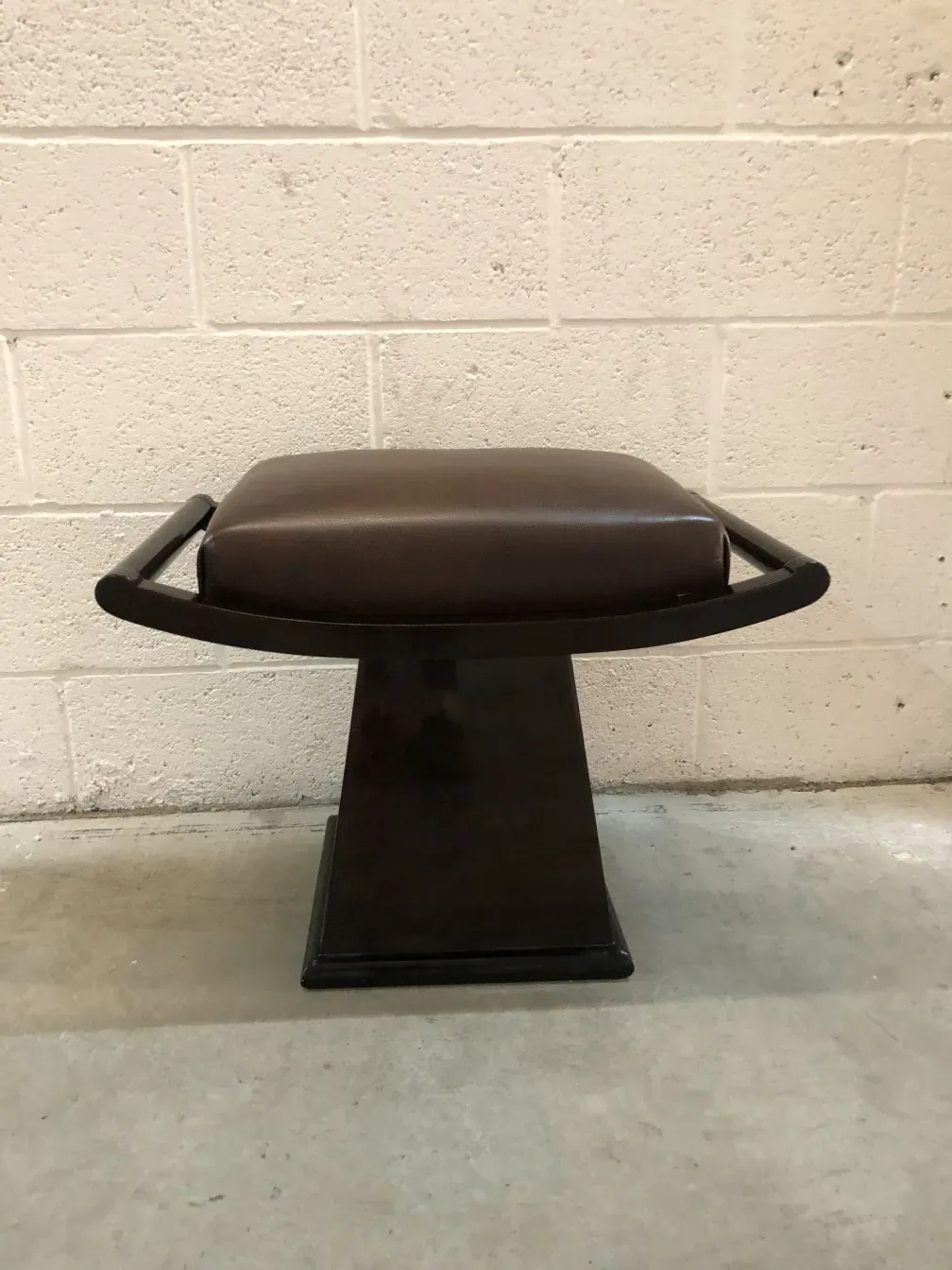 Tabouret ancien avec support et rembourrage