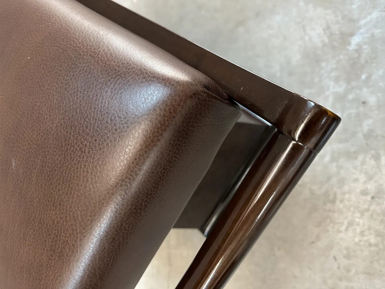 tabouret ancien avec rembourrage marron et détails élégants