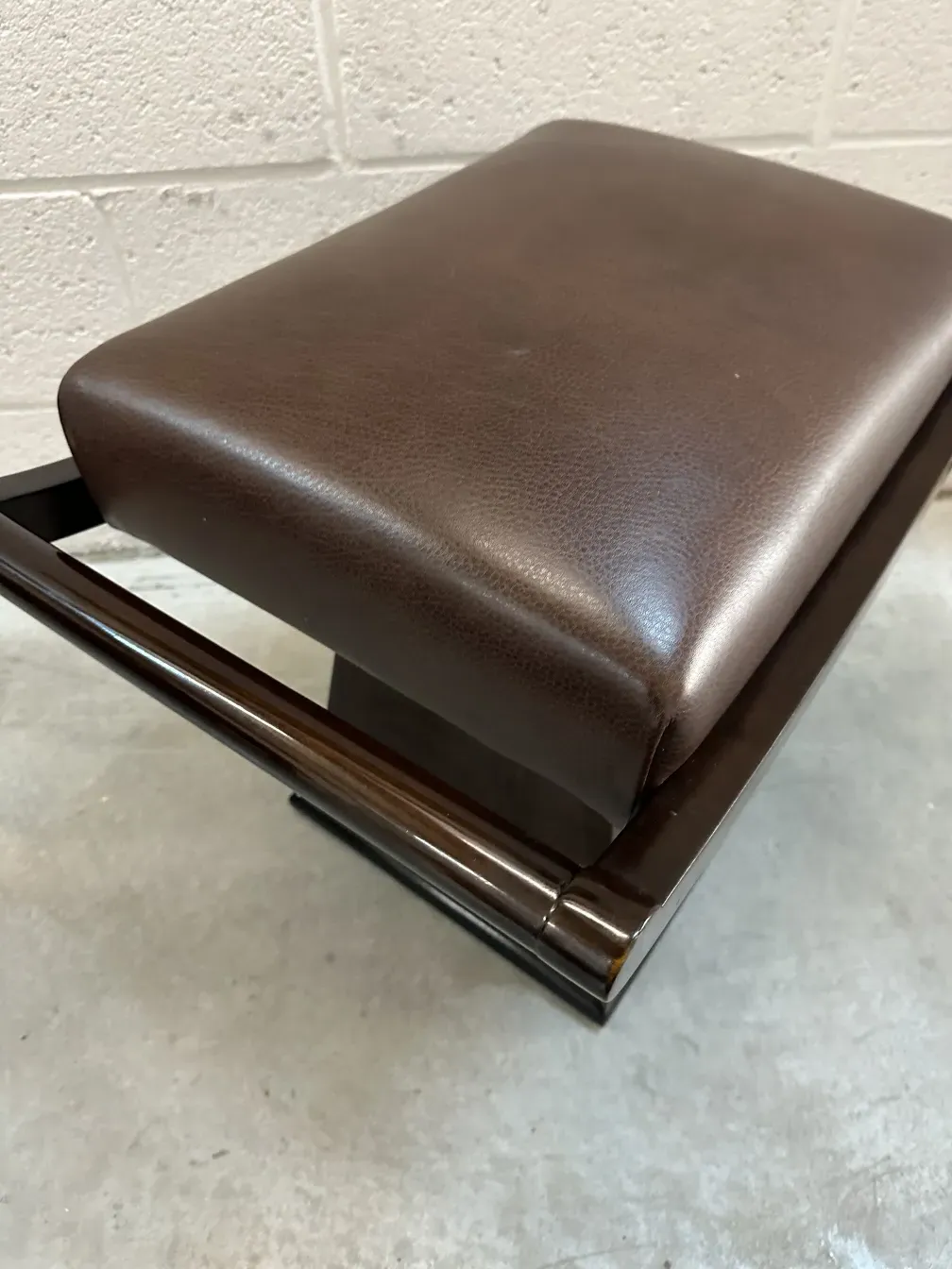 Antico sgabello con design semplice e seduta accogliente.