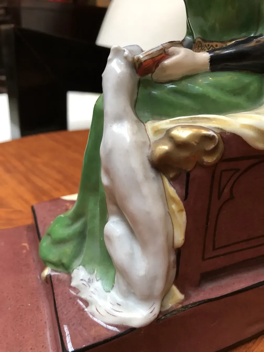 Serre-livres anciens avec figure de chien, dans un environnement élégant.