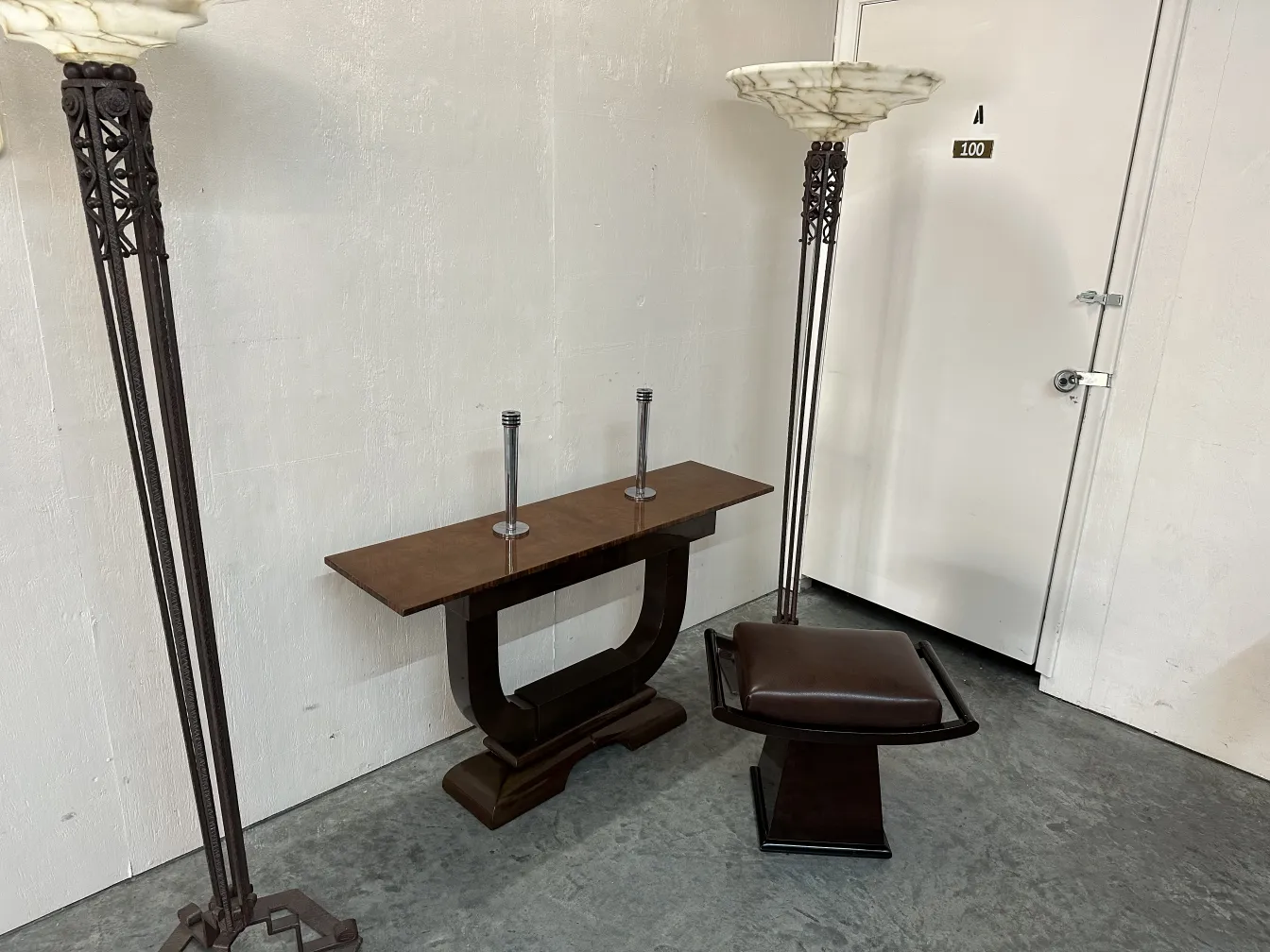 ancien tabouret avec des pieds élégants dans un environnement classique.