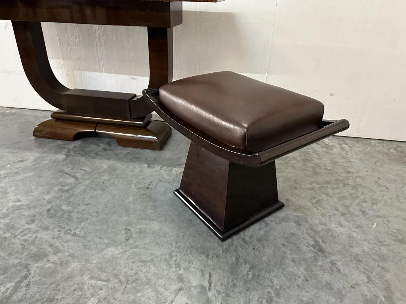 banqueta antiga com um design elegante e acolchoado