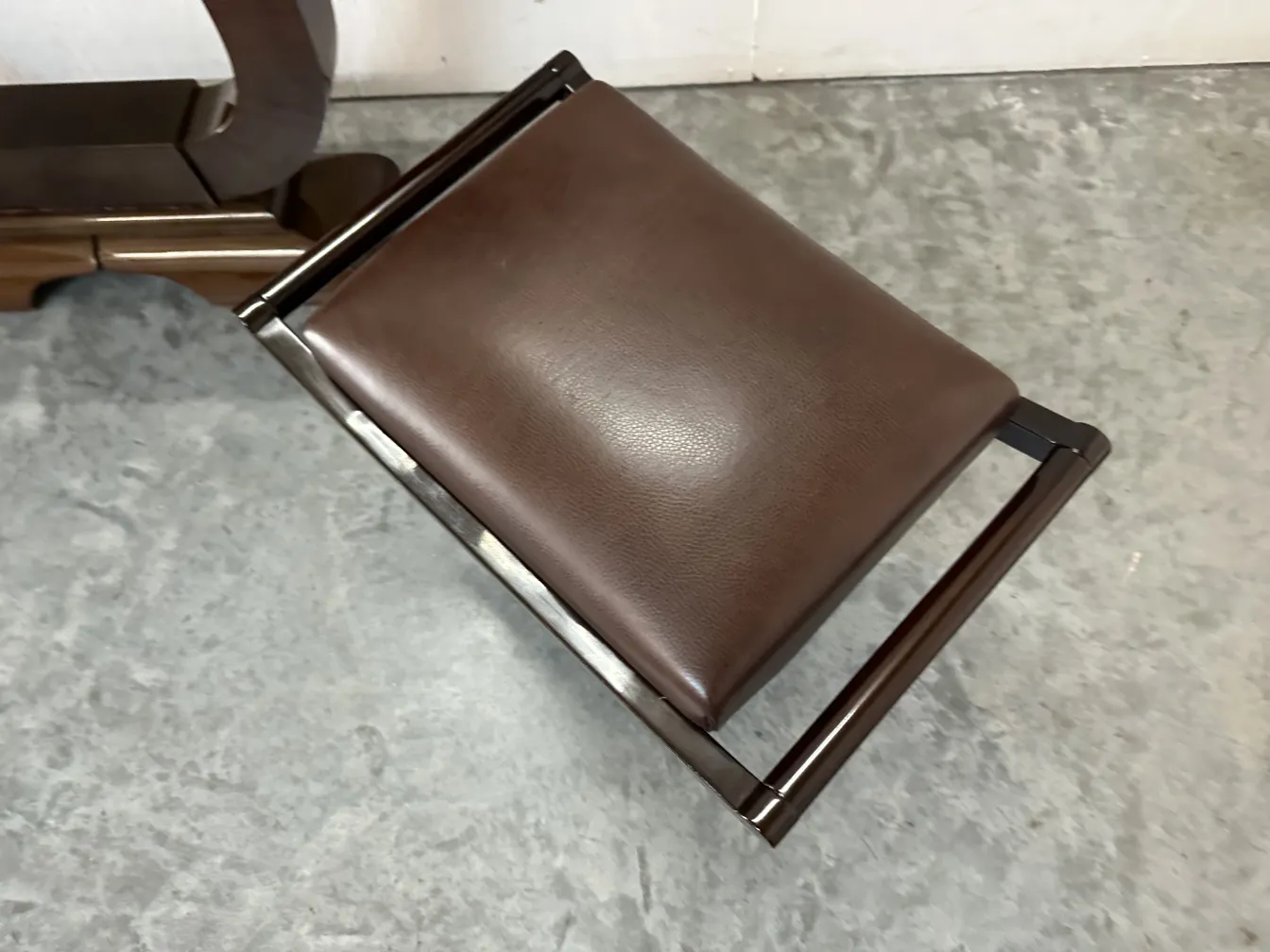 단순한 구조와 갈색 좌석의 고대 발받침대