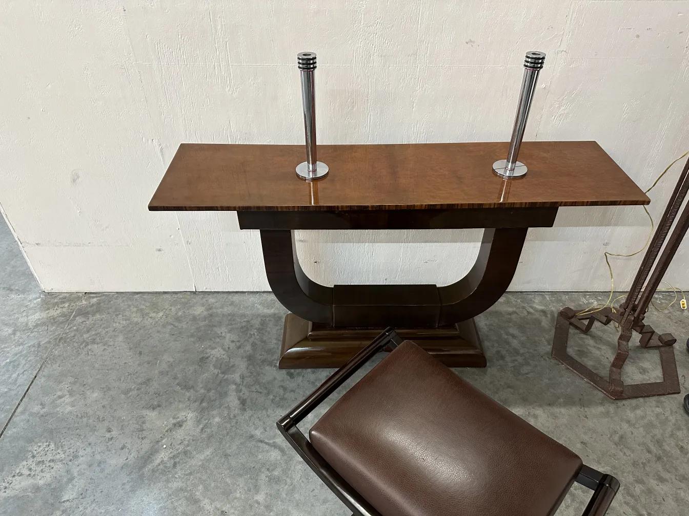 Antigua banqueta de estilo clásico con detalles distintivos, en un ambiente sobrio.