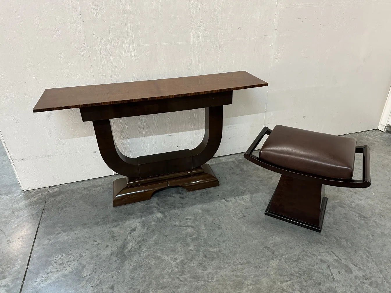 古老优雅的小板凳旁边有现代家具