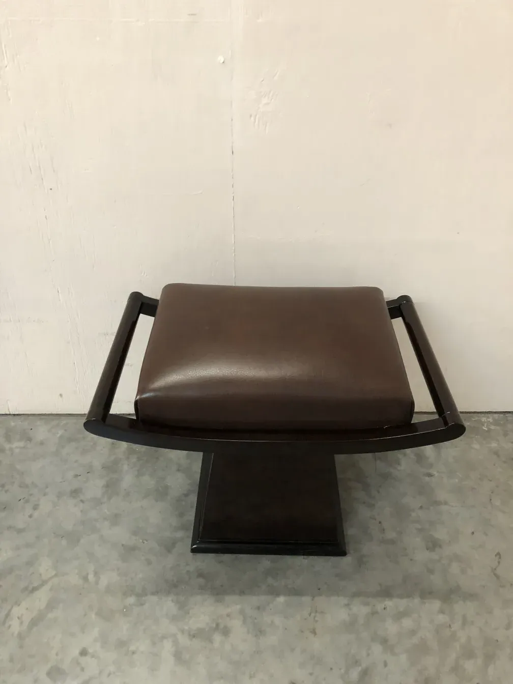 sgabello antico con design elegante e schienale, sfondo neutro