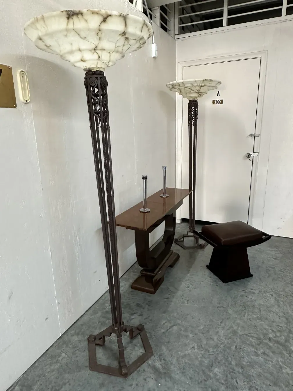 antiker Hocker im klassischen Stil in einer dekorativen Umgebung