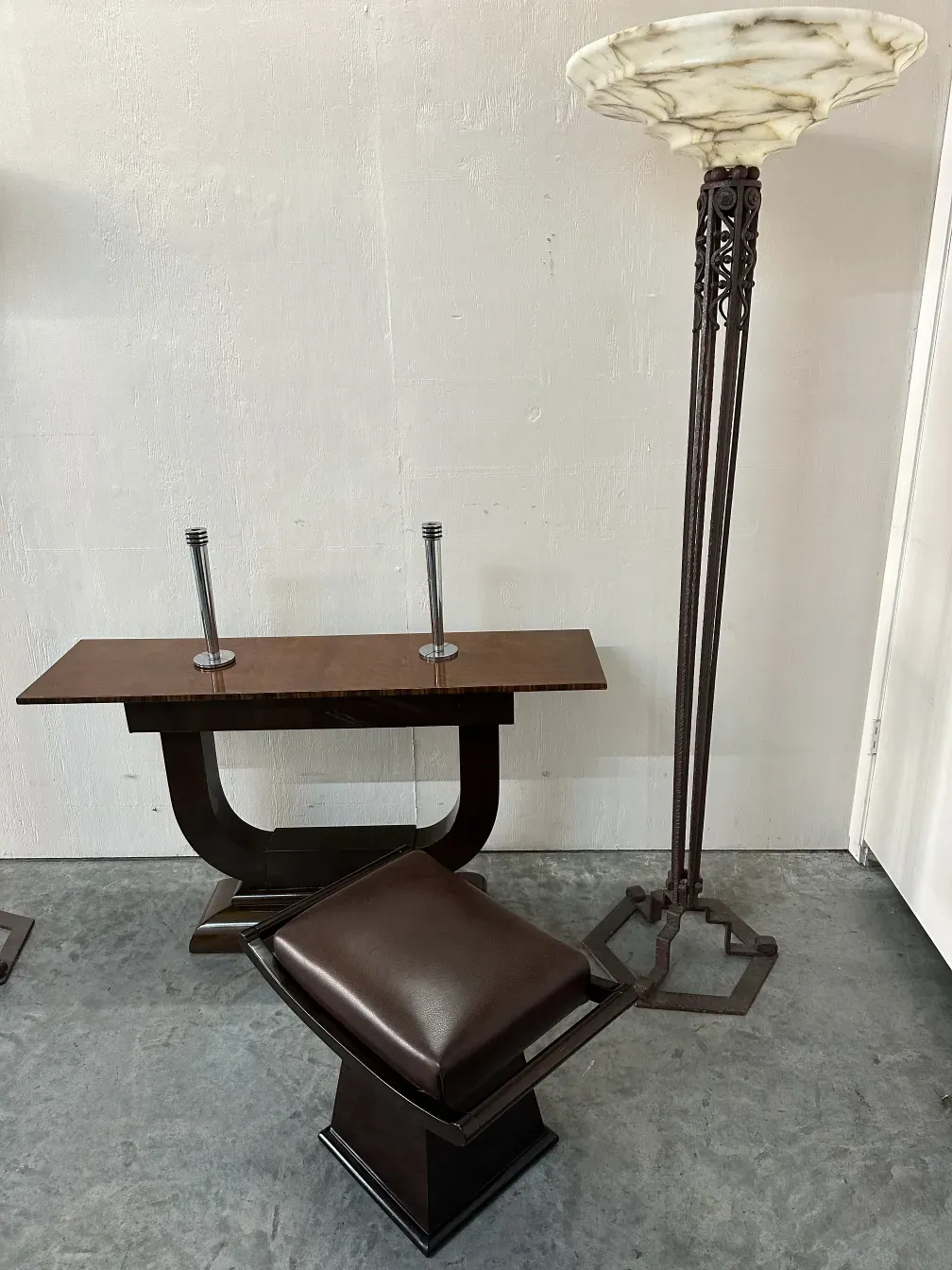 Eleganter antiker Hocker mit bequemer Sitzfläche