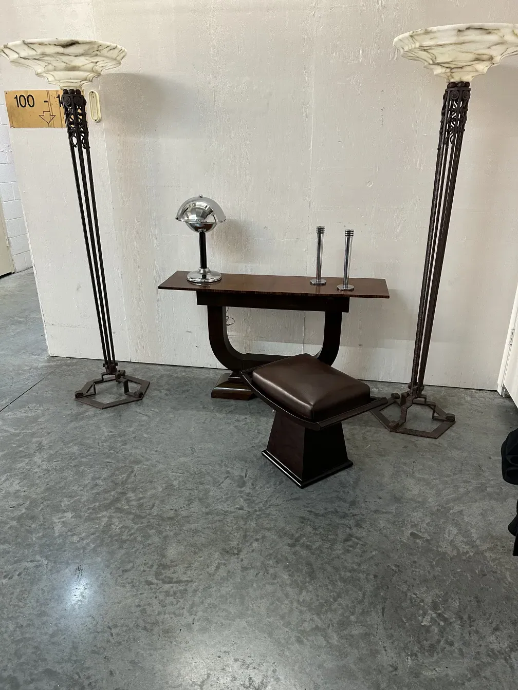 Banqueta antiga com estilo decorativo em um ambiente moderno.