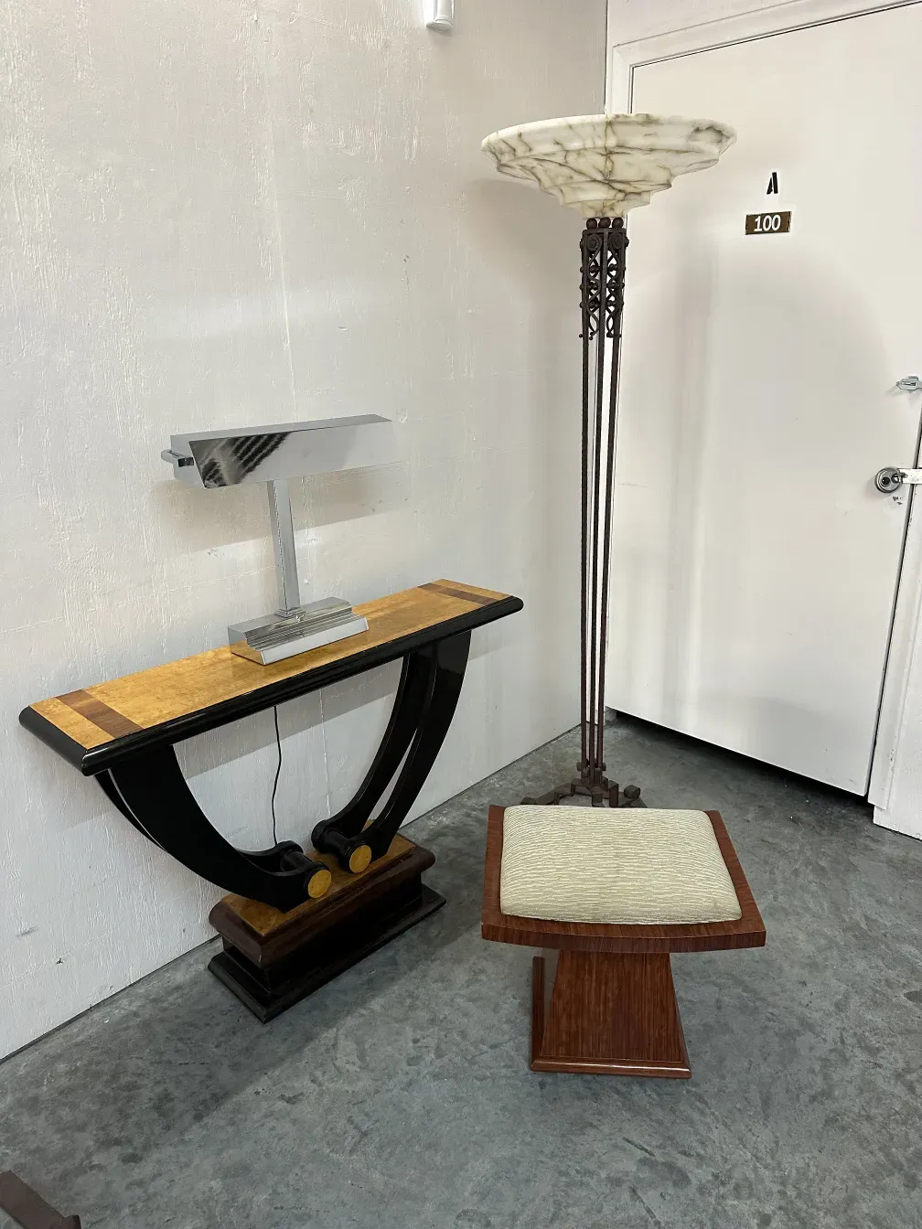 antiga banqueta com assento acolchoado e detalhes clássicos