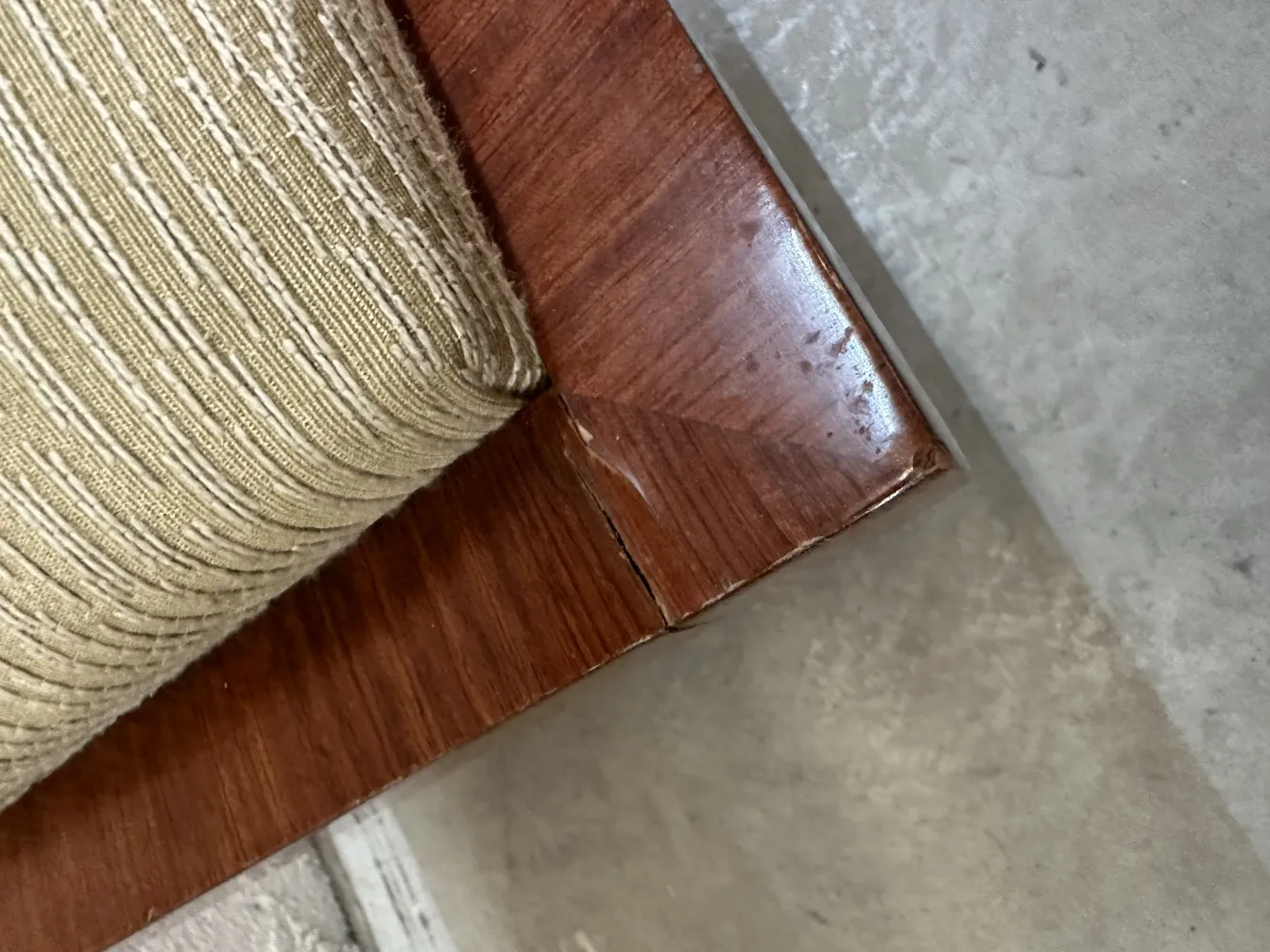 Banqueta antiga com assento confortável em tecido claro