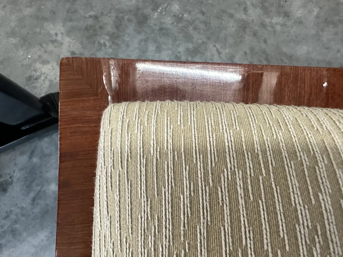 古老的板凳，配有浅色的软垫和柔和的形状，位于优雅的环境中。