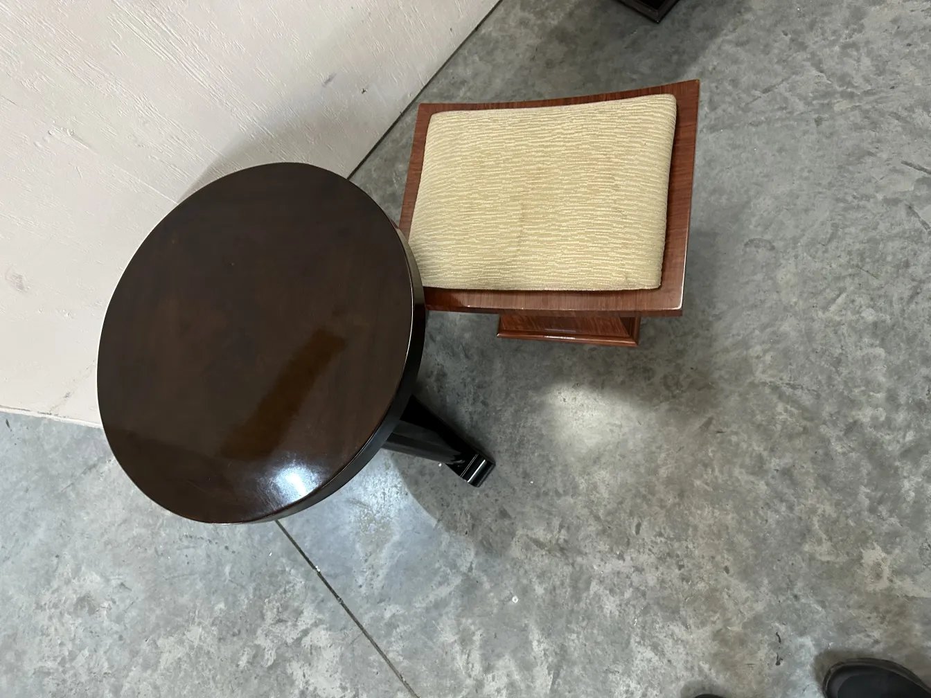 tabouret ancien avec rembourrage doux et design élégant, cadre moderne