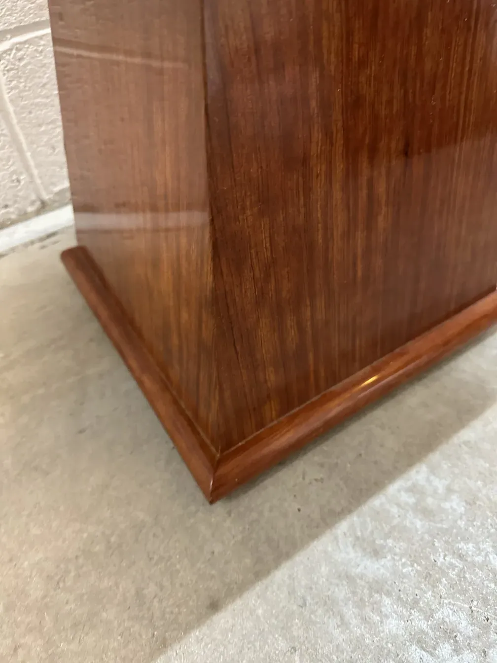 Sgabello antico con design elegante, perfetto per la decorazione.