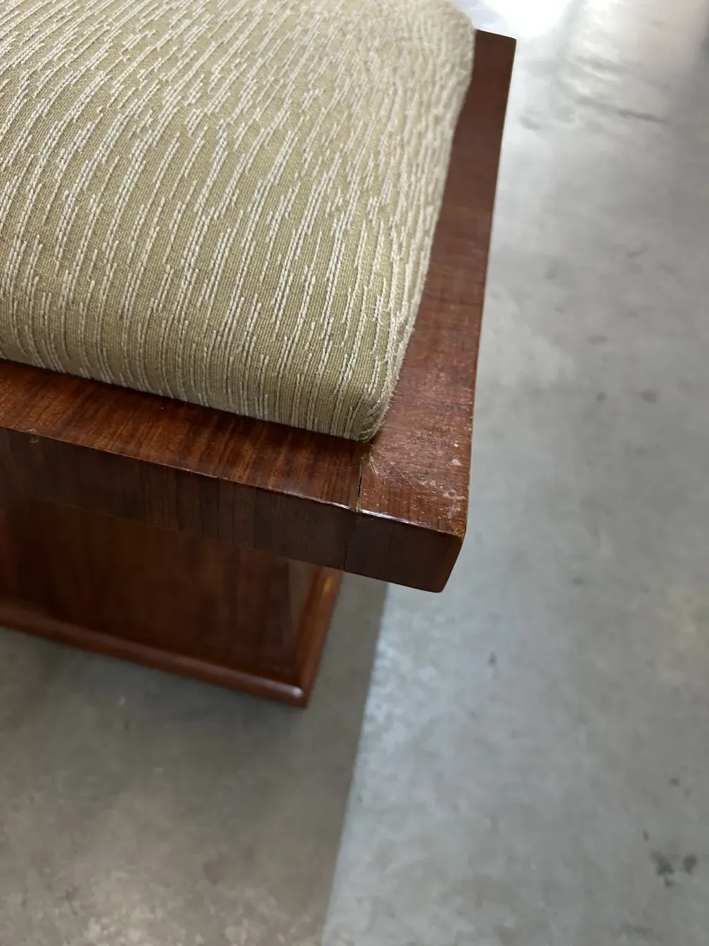 sgabello antico con rivestimento chiaro e struttura superiore visibile