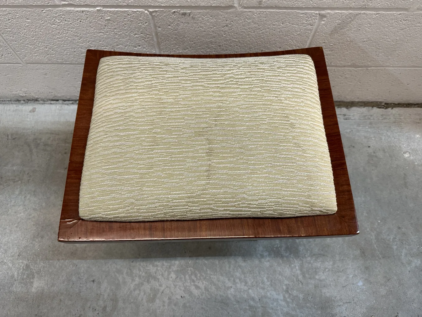 tabouret ancien avec un design élégant et coussin doux