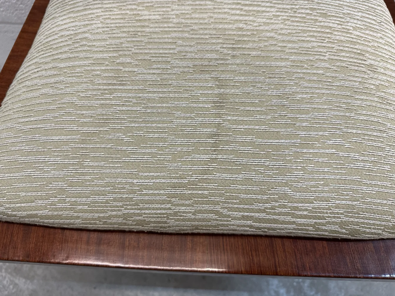 Alter Hocker mit bequemen Details und klassischem Stil, elegante Umgebungen.